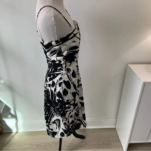 Elegant Black and White Patterned Dress - Picture 2 of 7